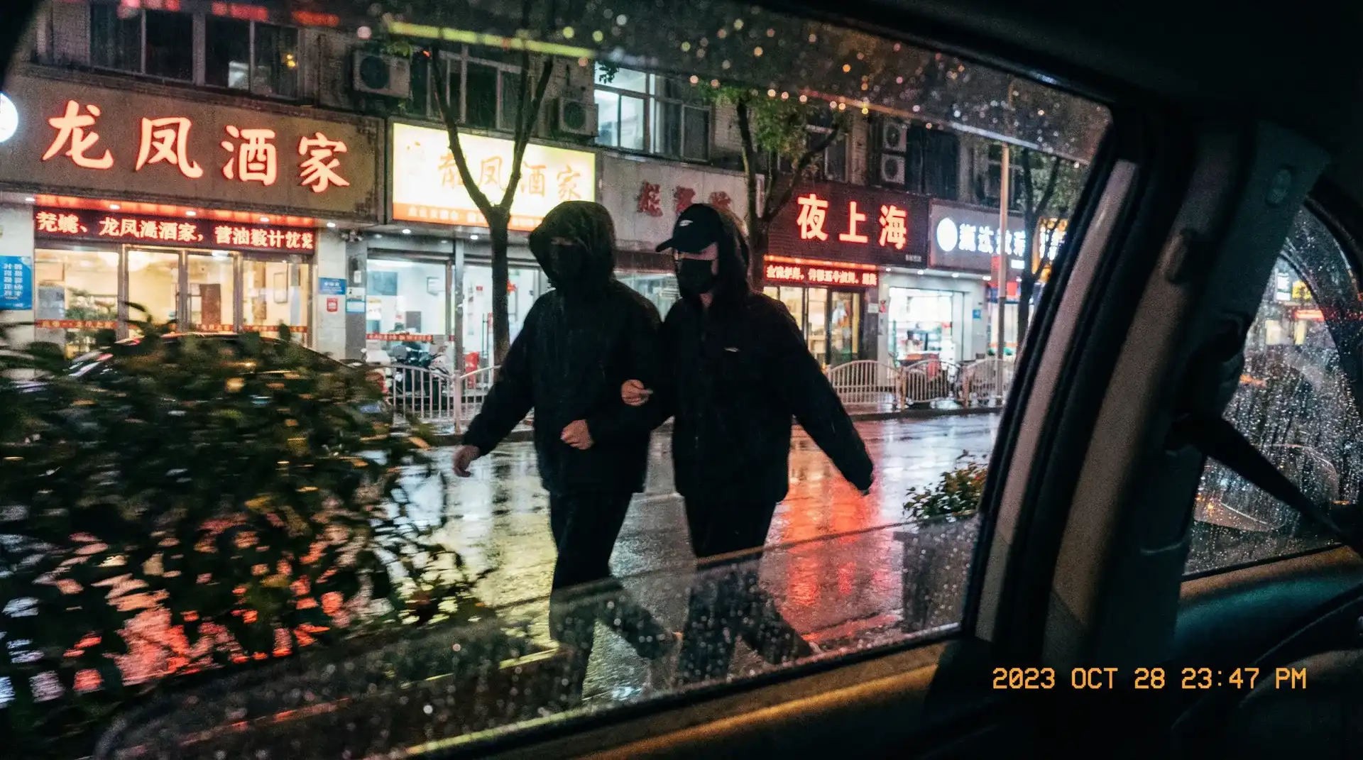 西湖国际网站 - 顶流明星深夜密会现场抓拍照片